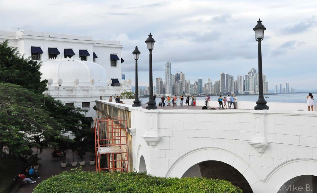 Promenade blanche du Casco Viejo avec réverbères, vue sur les gratte-ciels de Panama City
