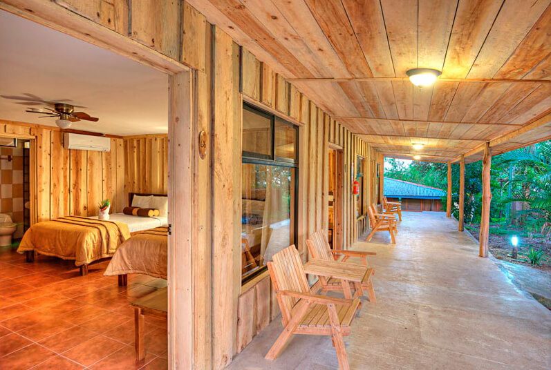 Chambre en bois avec terrasse et mobilier extérieur dans un lodge près de Rincon de la Vieja, Costa Rica