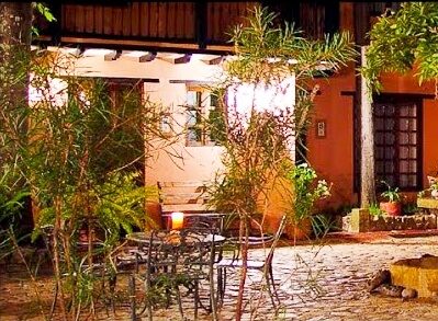 Façade éclairée d'une maison coloniale de nuit avec terrasse à Villa de Leyva, Colombie