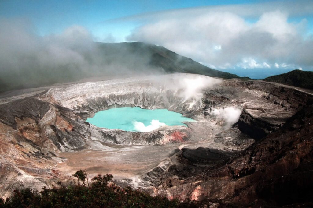 Cratère du volcan Poás avec lac acide turquoise fumant, roches volcaniques, Costa Rica