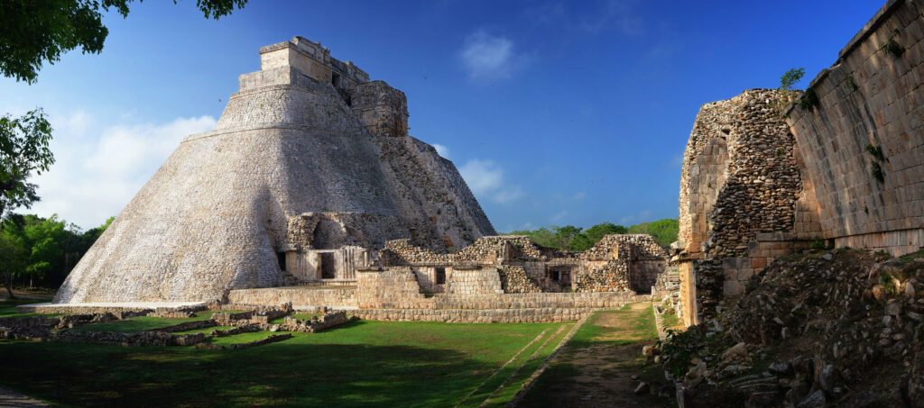 Ruines mayas d'Uxmal avec pyramide du Devin près de Merida, Yucatan