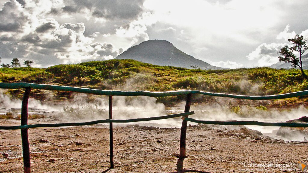 Fumerolles volcaniques derrière une clôture en bois à San Jacinto, Nicaragua