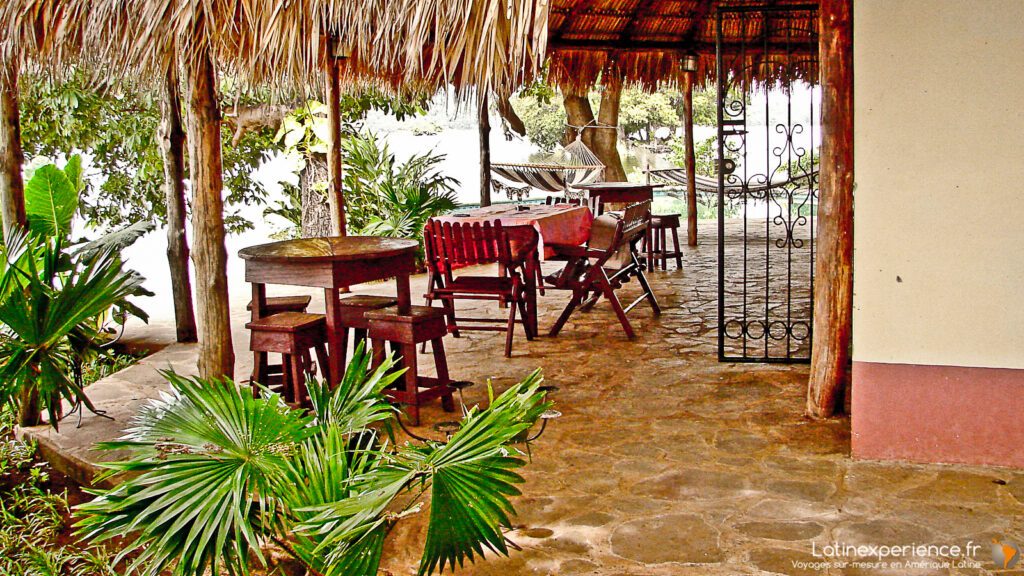 Terrasse couverte en palapa avec tables en bois et hamacs près du lac Nicaragua, Granada