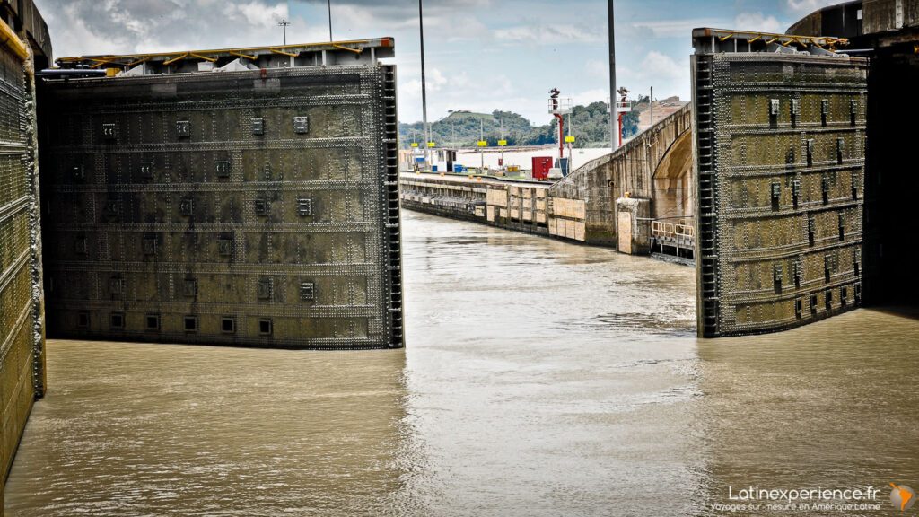 Portes métalliques ouvertes d'une écluse du canal de Panama, sans cargo visible