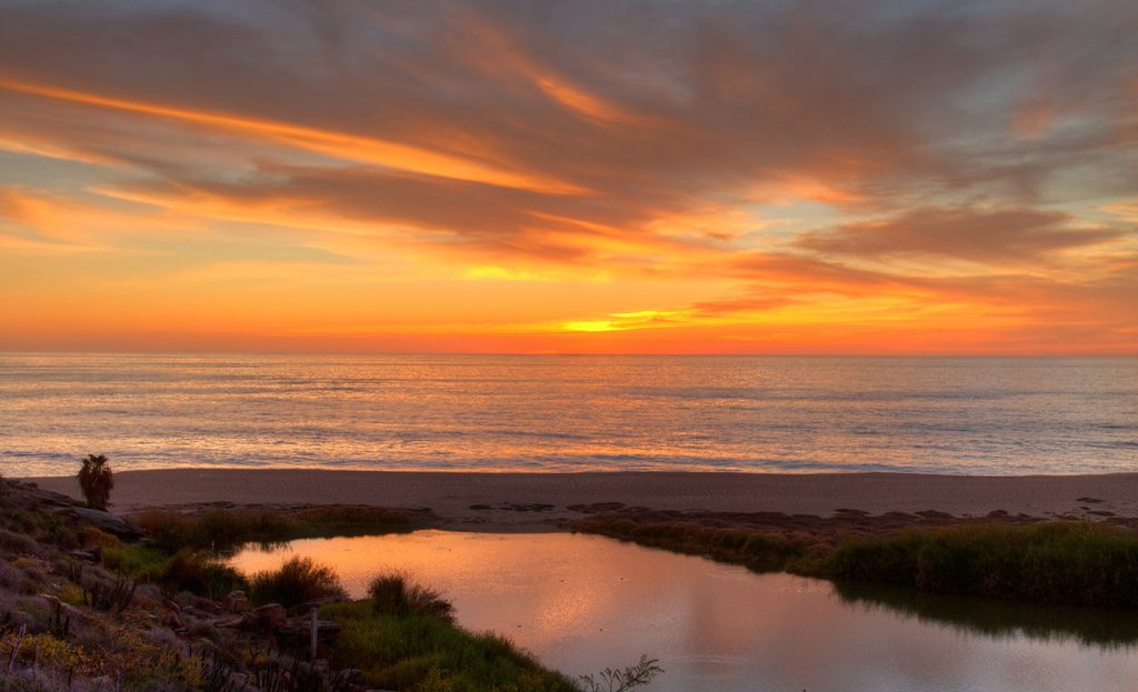 Coucher de soleil sur une plage et lagune côtière en Basse-Californie, Mexique