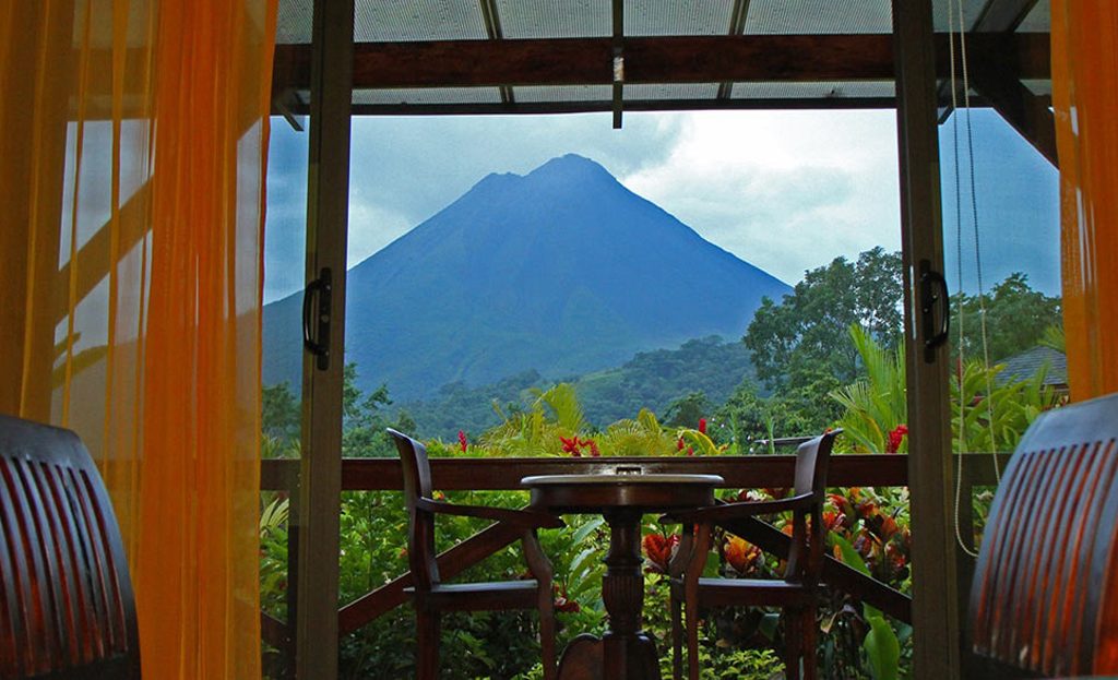 Vue depuis une terrasse avec table et chaises sur le volcan Arenal, Costa Rica