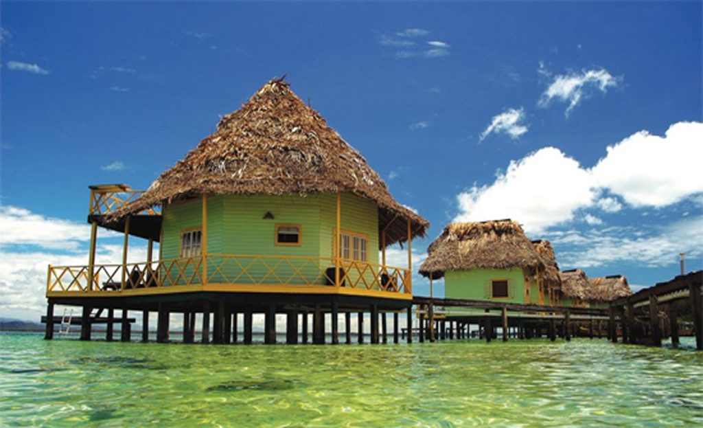 Bungalows sur pilotis à toit de chaume au-dessus de l'eau à Bocas del Toro, Panama