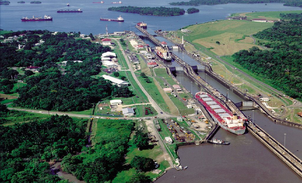 Écluses du canal de Panama avec cargo en transit près de Panama City