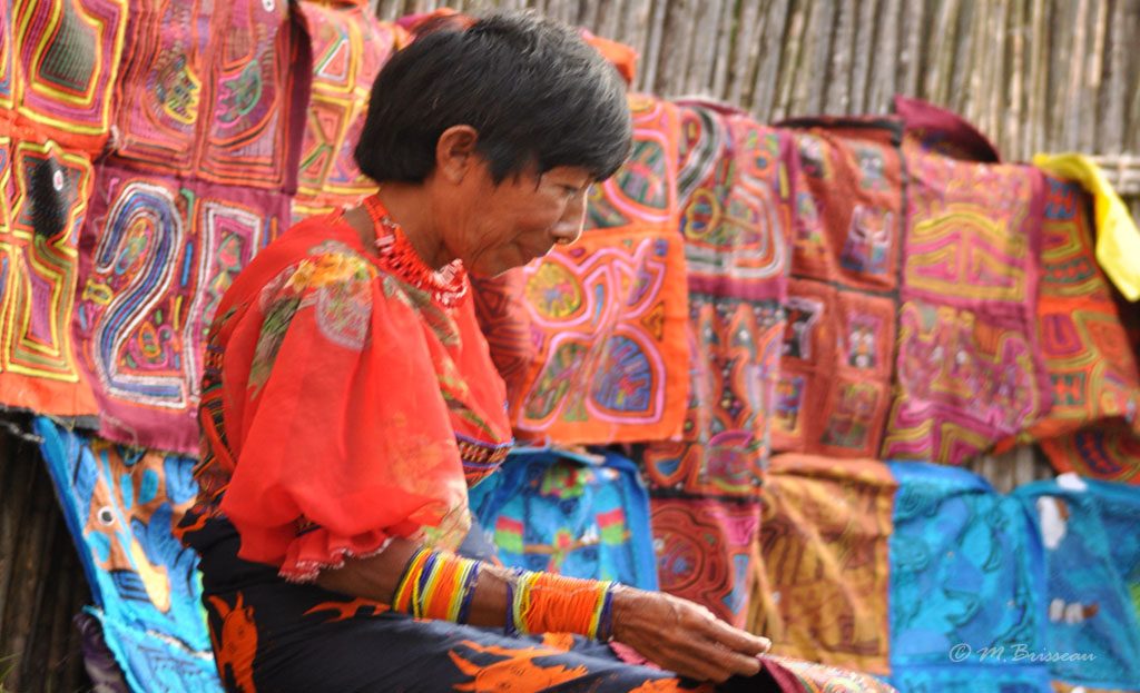 Femme kuna en tenue traditionnelle vendant des molas colorés, San Blas, Panama