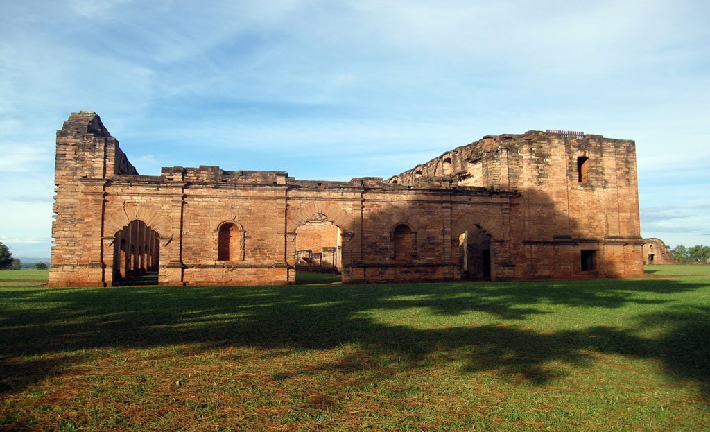 Ruines en pierre des missions jésuites guaranies à Encarnación, Paraguay
