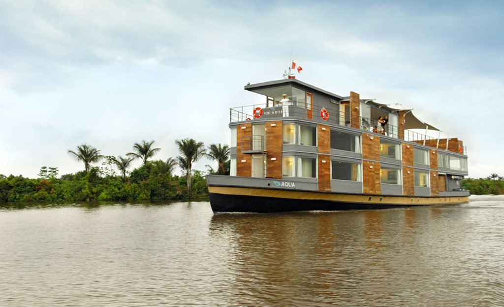 Bateau de croisière moderne Aqua naviguant sur le fleuve Amazone au Pérou