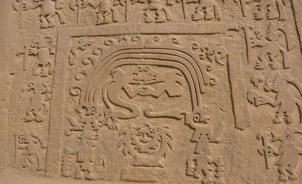 Bas-relief en adobe sculpté représentant des figures mythologiques, site archéologique près de Trujillo, Pérou