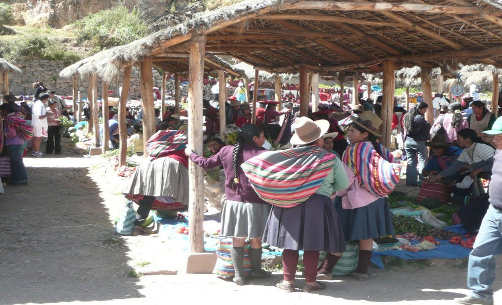 Marché local sous toit de chaume avec femmes en tenue traditionnelle andine, région de Huaraz au Pérou