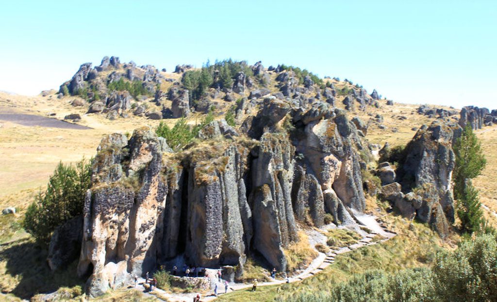 Formations rocheuses de Cumbemayo au Pérou avec des visiteurs empruntant le sentier