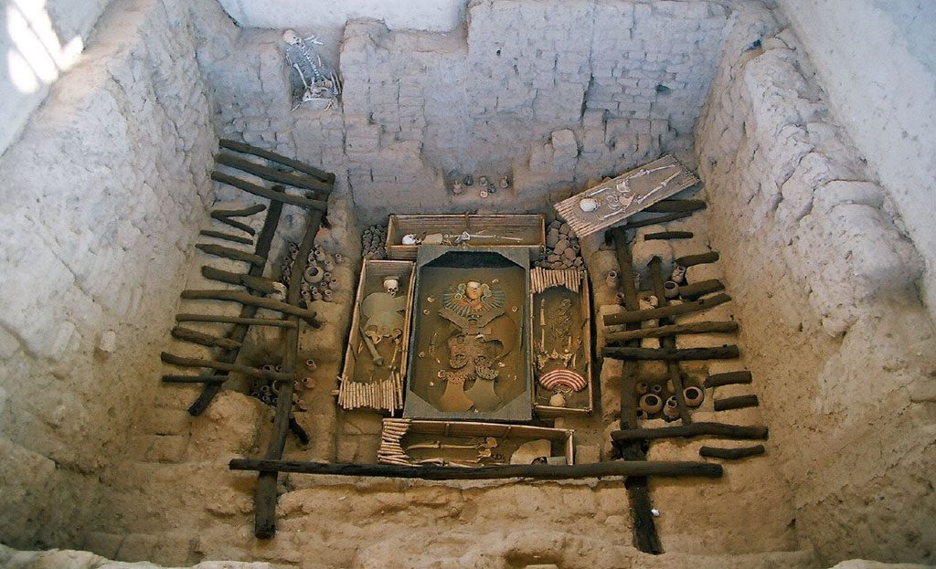 Reconstitution d'une tombe funéraire avec squelettes et poteries au site de Túcume, Pérou