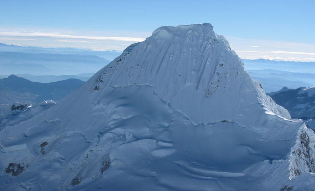 Sommet enneigé et glaciaire vu de près, chaîne de montagnes en arrière-plan, Pérou