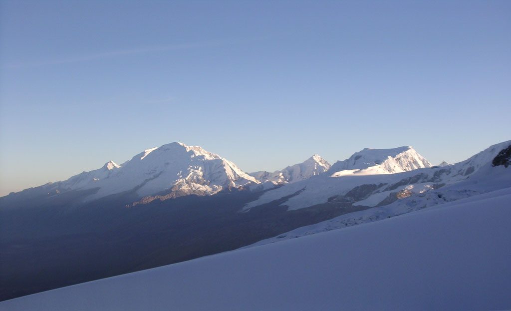 Vue de sommets enneigés de la Cordillère des Andes au Pérou, photographiée depuis une pente glaciaire