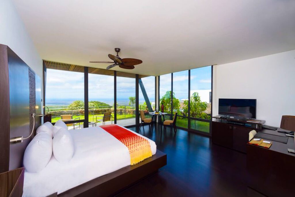 Chambre du Pikaia Lodge avec baies vitrées offrant une vue panoramique aux Galapagos
