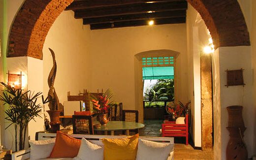 Intérieur voûté en briques avec mobilier et plantes décoratives, São Luís, Brésil