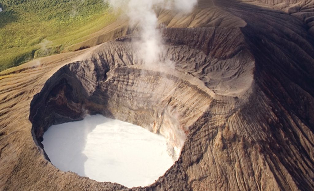 Vue aérienne du cratère fumant du volcan Rincon de la Vieja au Costa Rica