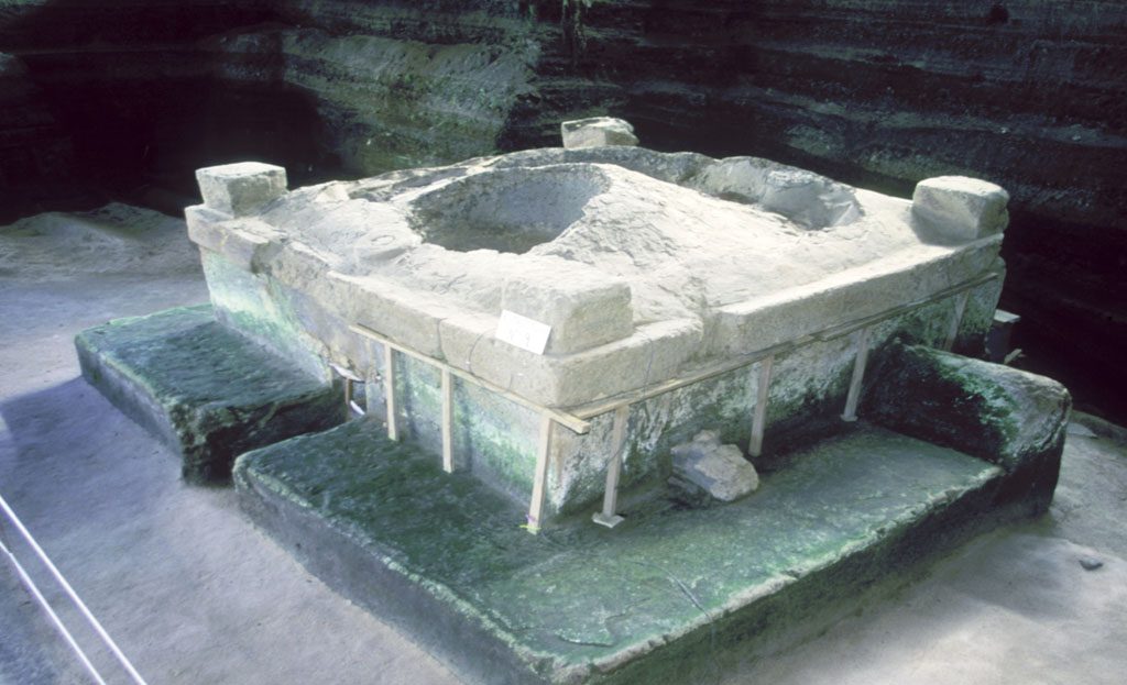 Structure en pierre avec four et bancs enduits, vestige précolombien excavé à Joya del Cerén, Salvador