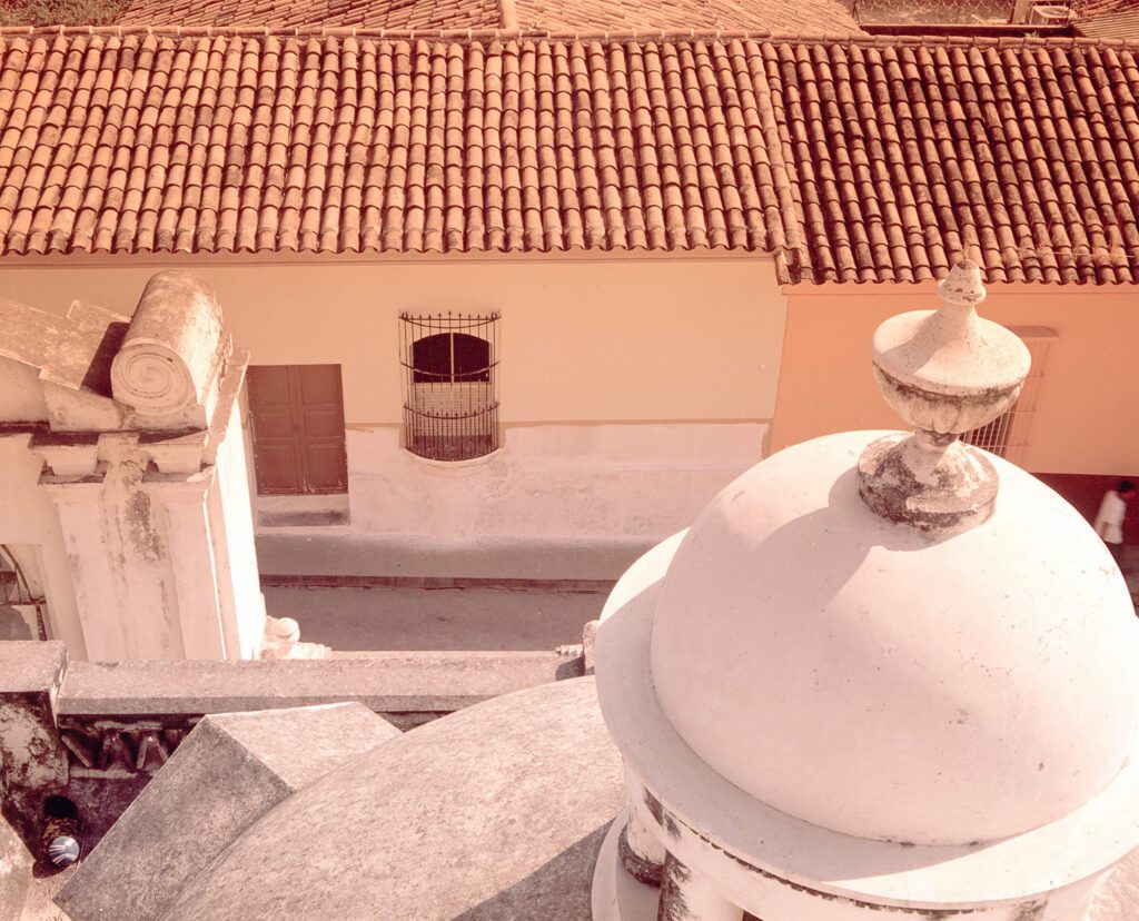 Vue rapprochée d'un dôme blanc et de toits en tuiles d'une église coloniale au Salvador
