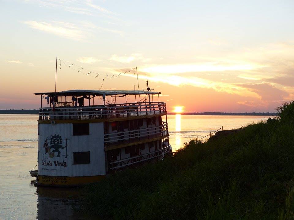 Amazonie - Bateau croisière devant un couché de soleil