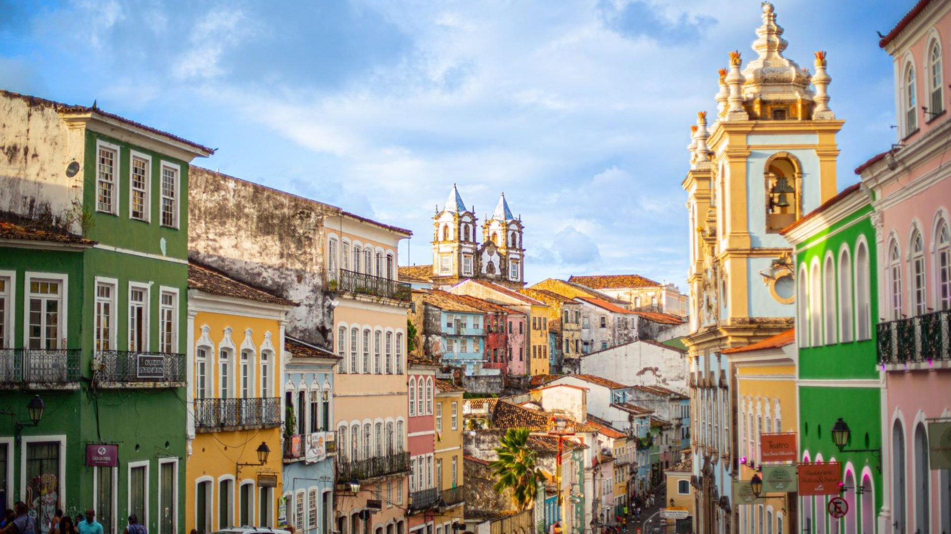Façades colorées et clochers baroques du quartier historique de Pelourinho à Salvador de Bahia