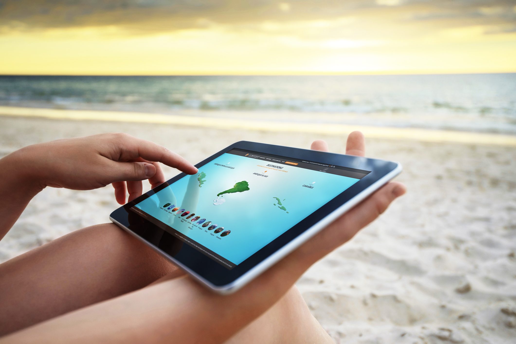 Femme sur la plage surfant sur le site Latinexperience sur un ipad