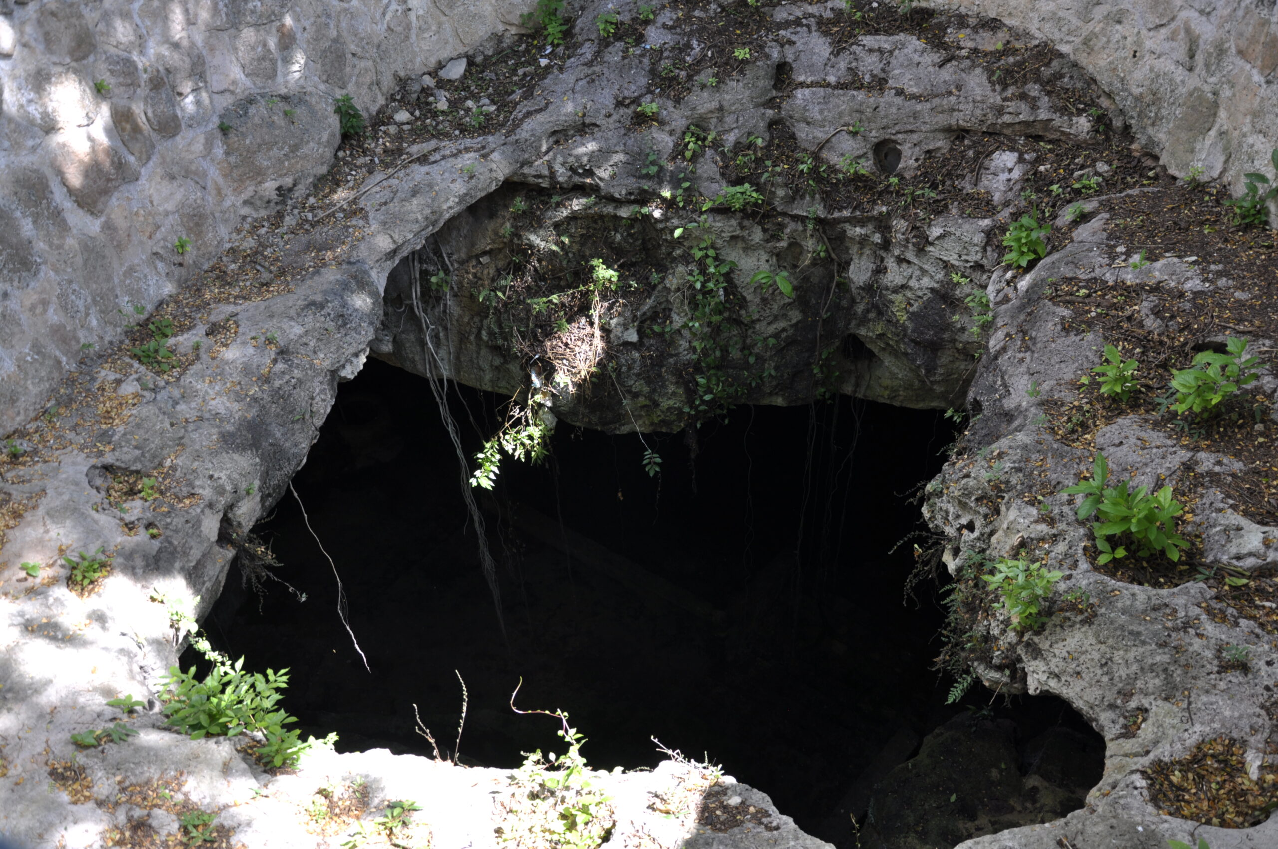 Formations géologiques et exploration de la Gruta Chocante au Yucatán, Mexique