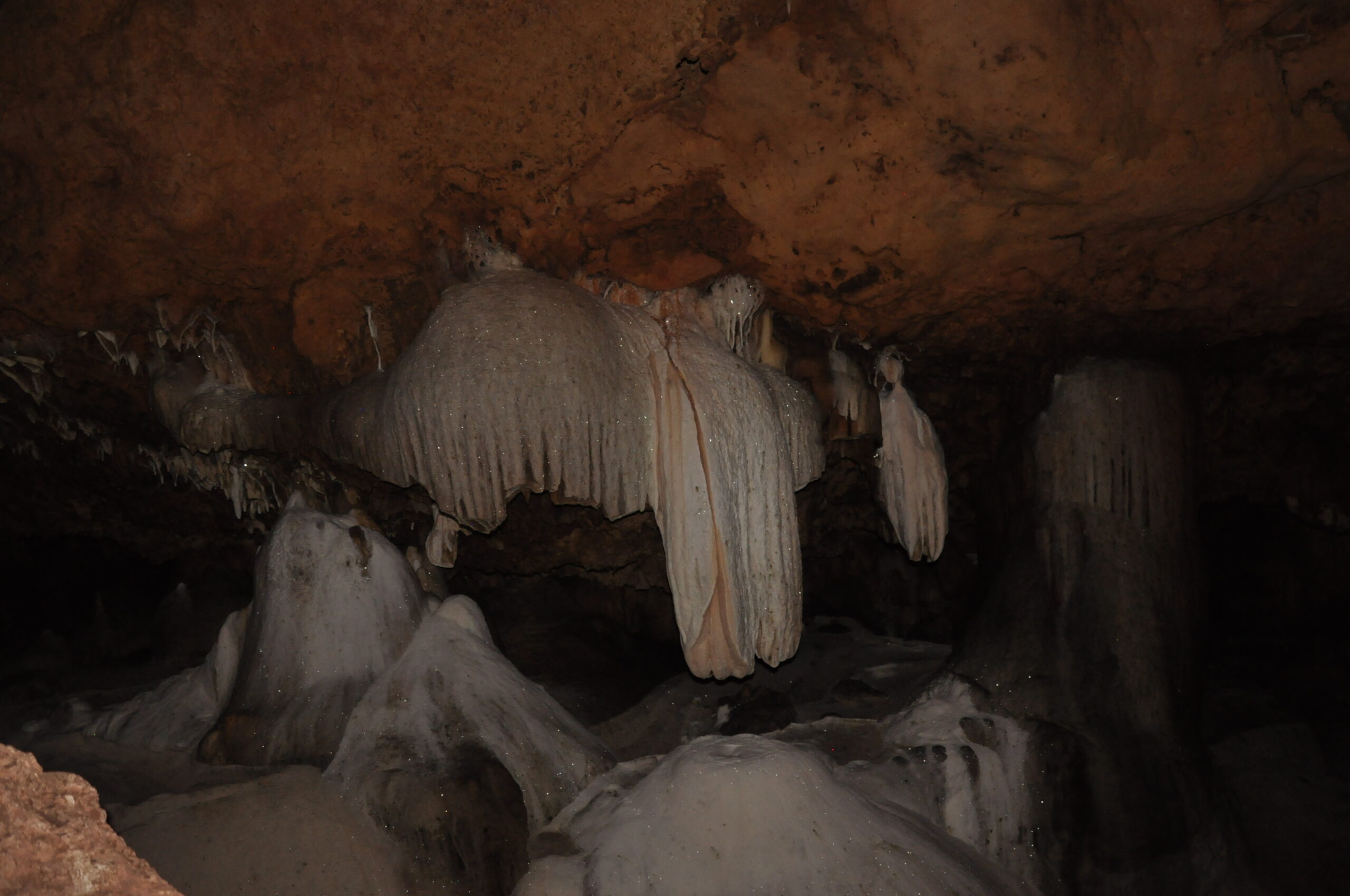 Formations géologiques et exploration de la Gruta Chocante au Yucatán, Mexique