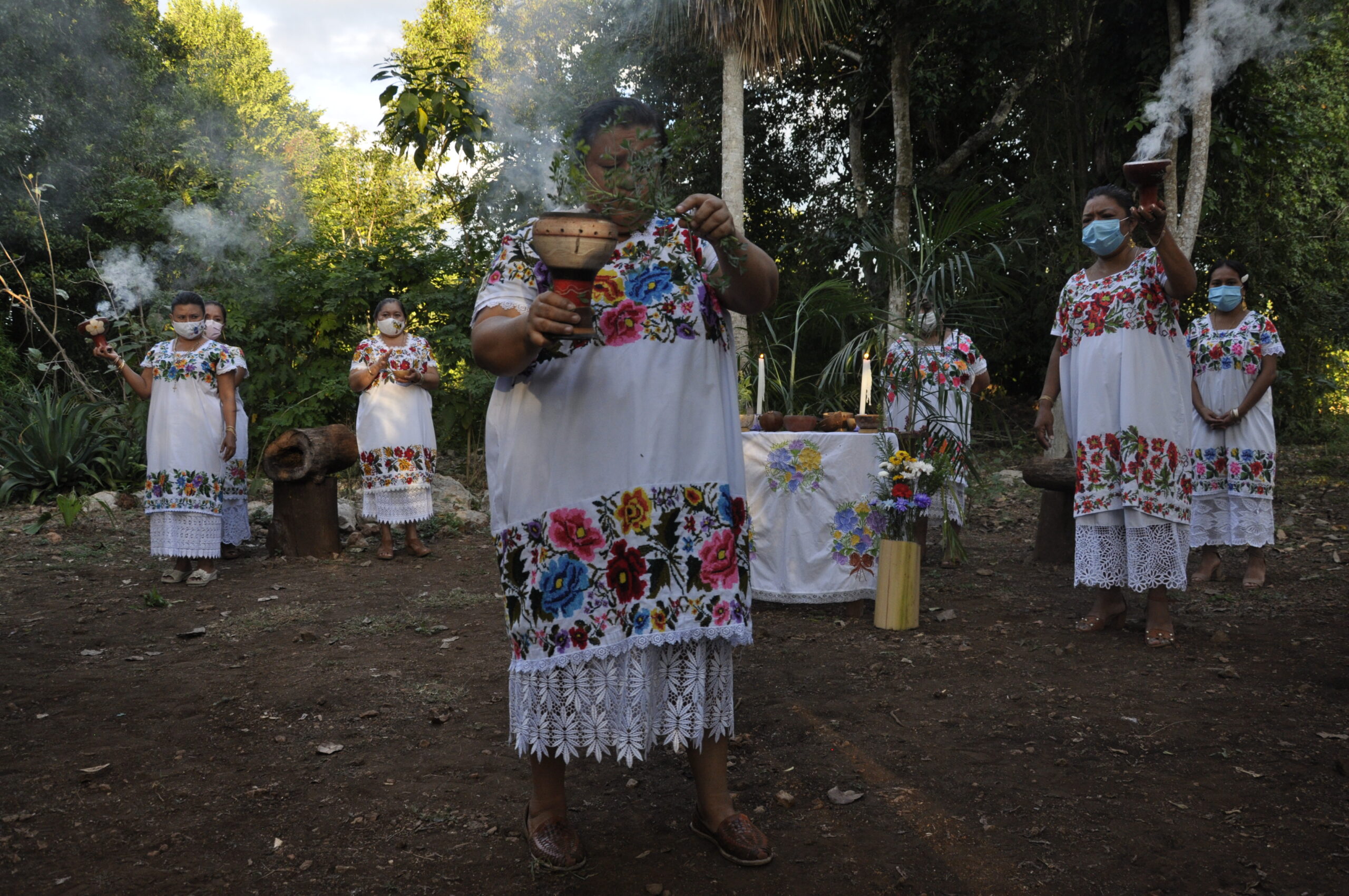 Marché coloré et artisanat textile traditionnel maya à Maní, Mexique